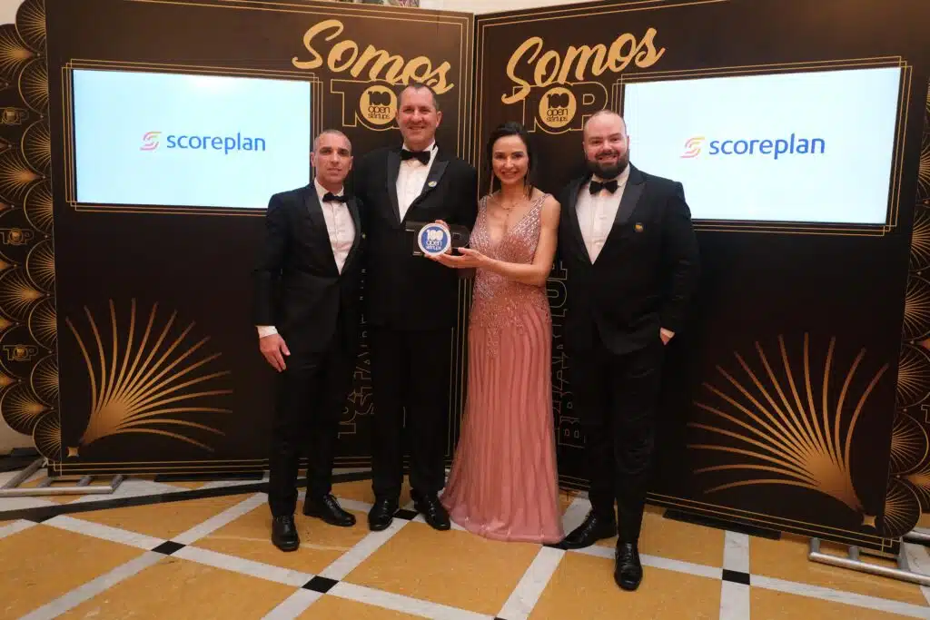 premiação da scorelan no 100 open startups