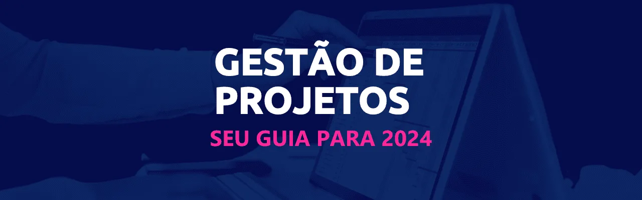 Mão mexendo no em um tablet atrás de um texto sobre gestão de prjetos