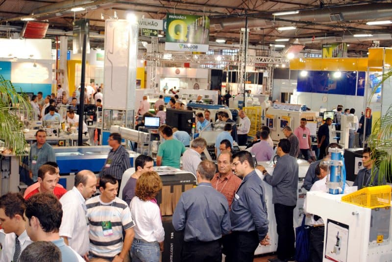 Os principais eventos de inovação para você ir em 2025 2 Visitantes em stands da Fimec